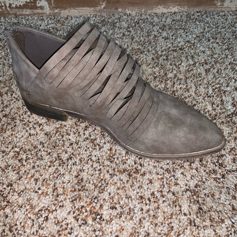Shoes - Picture 2 of 4